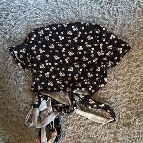 SHEIN Floral Wrap Top - Picture 3 of 4